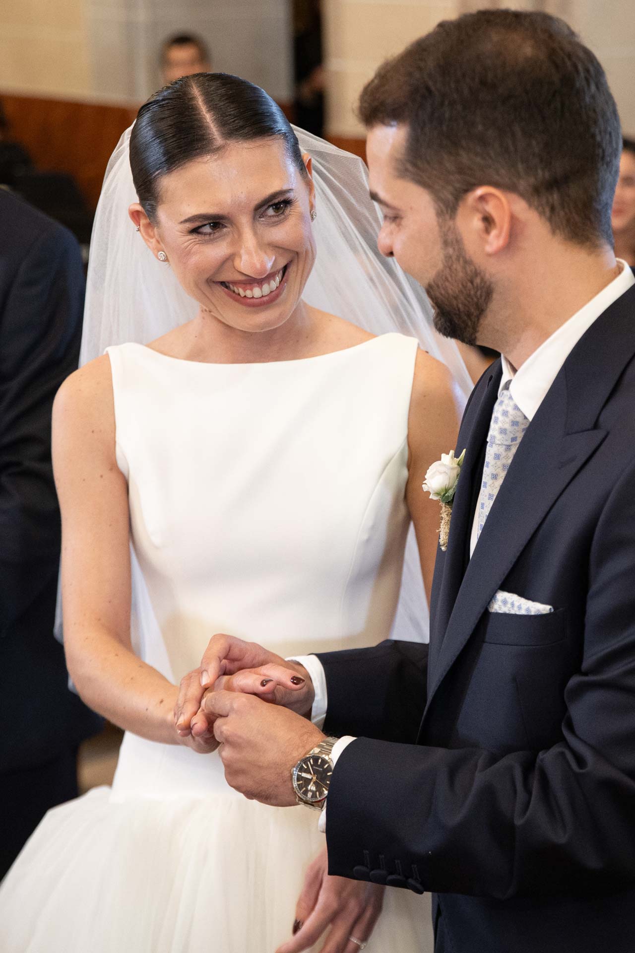 Novios poniéndose las alianzas en la misa de su boda religiosa
