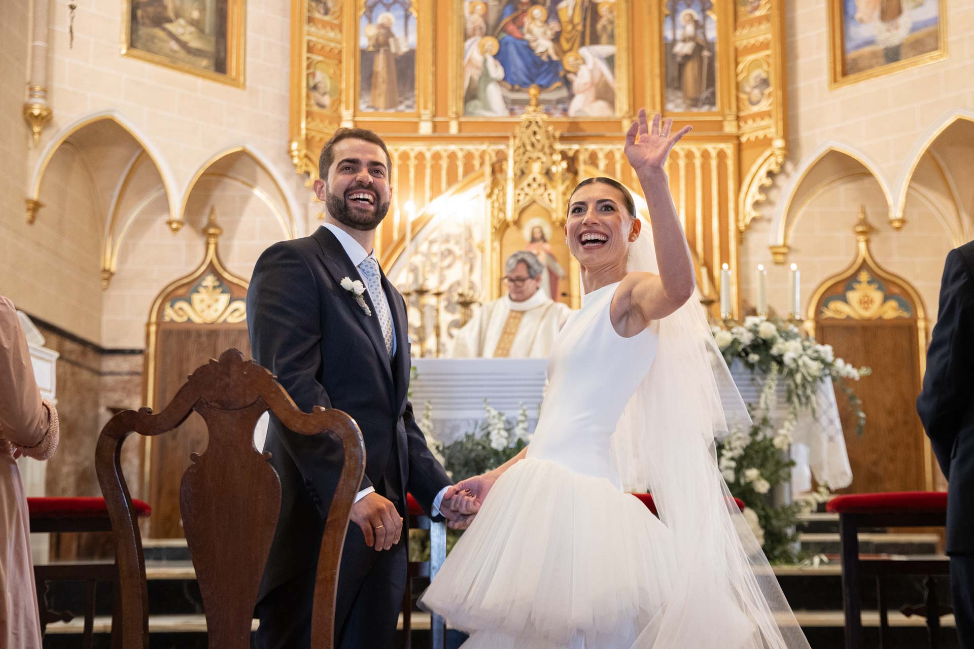Saludo de los novios en la ceremonia religiosa de su boda