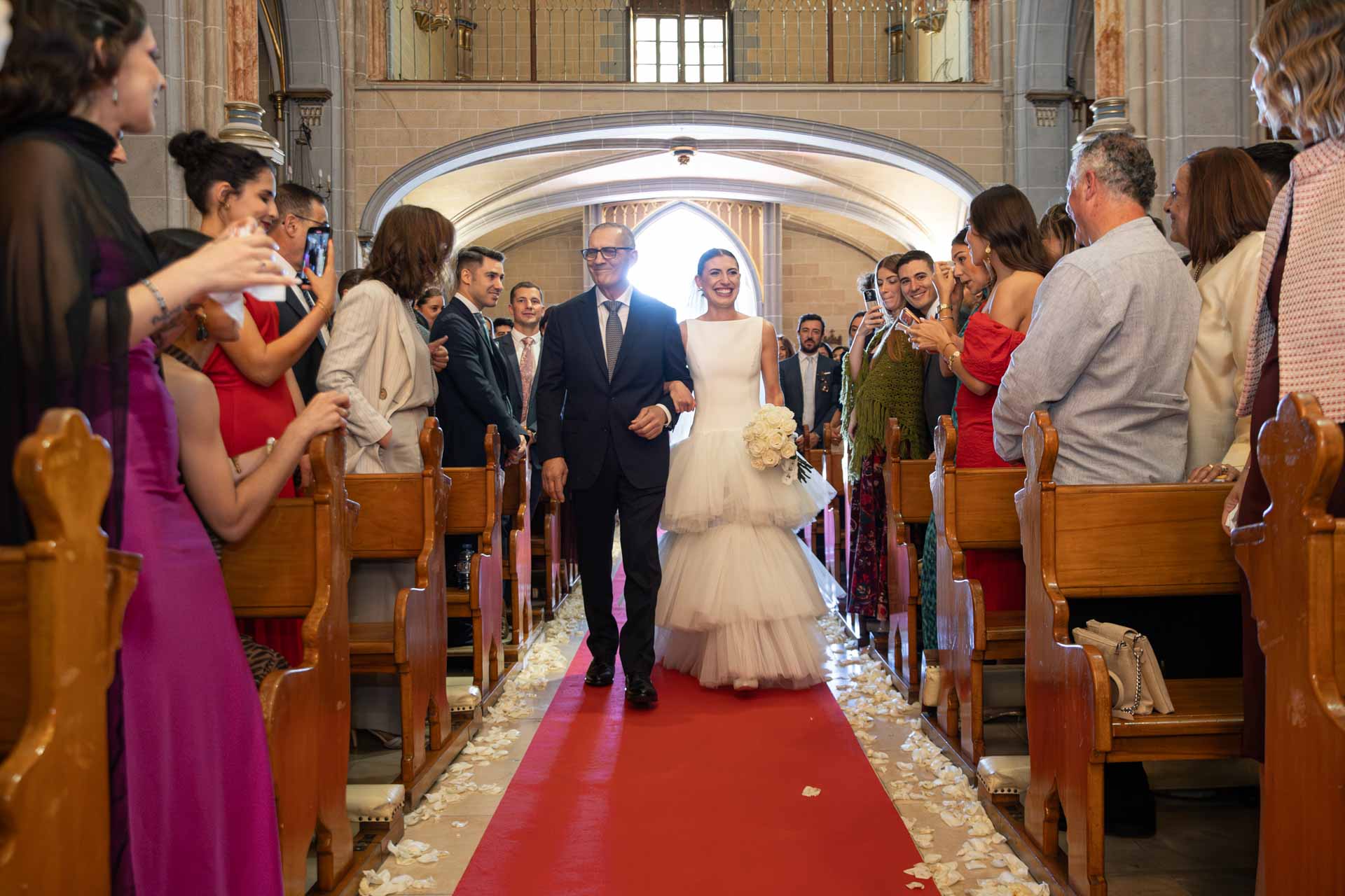 Entrada de la novia a la iglesia el día de su boda