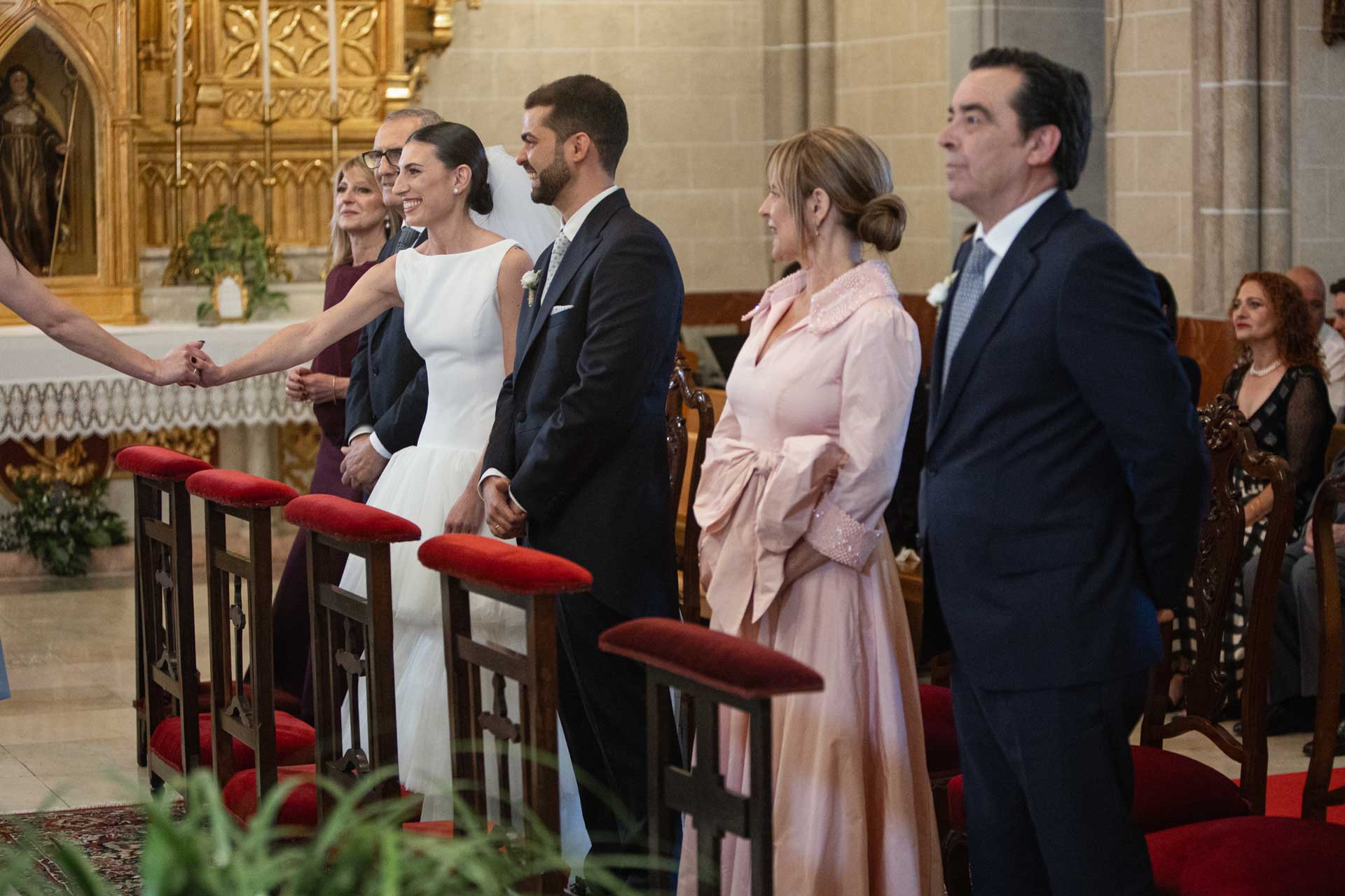 Muestra de cariño de la novia en la ceremonia religiosa de su boda