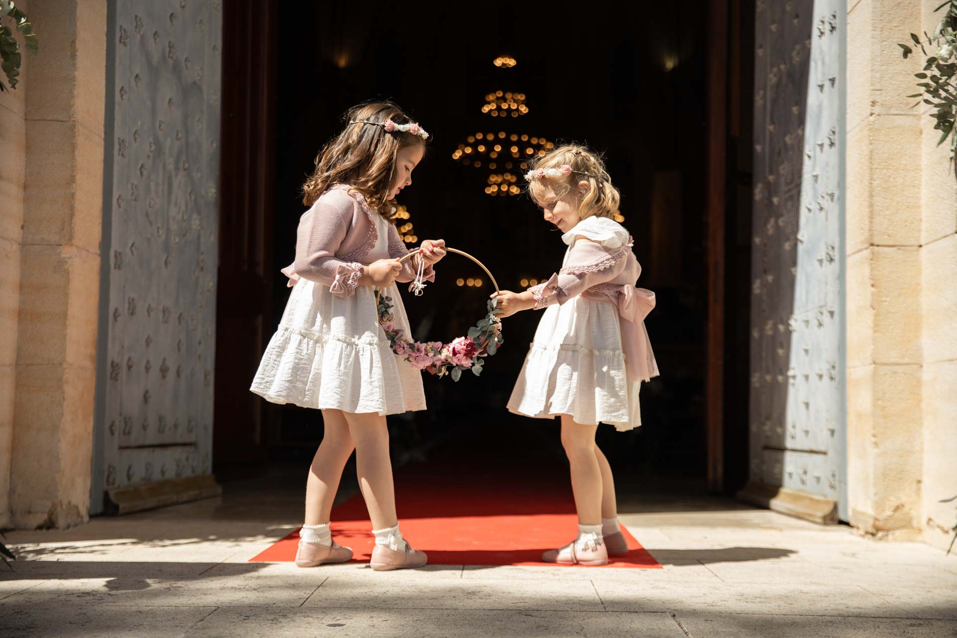 Pajes de los anillos en la ceremonia religiosa de una boda