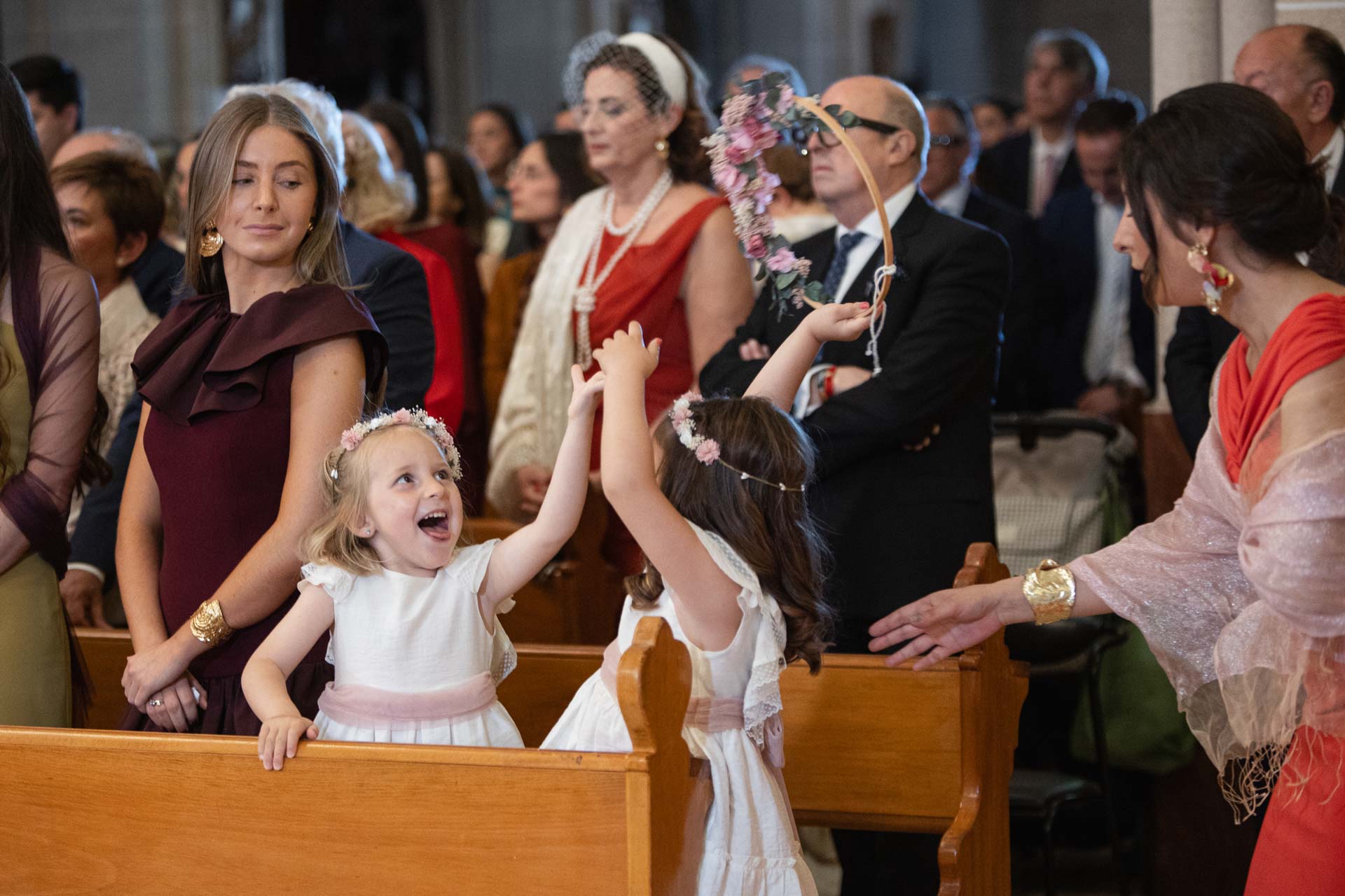 Niñas jugando en la ceremonia religiosa de una boda