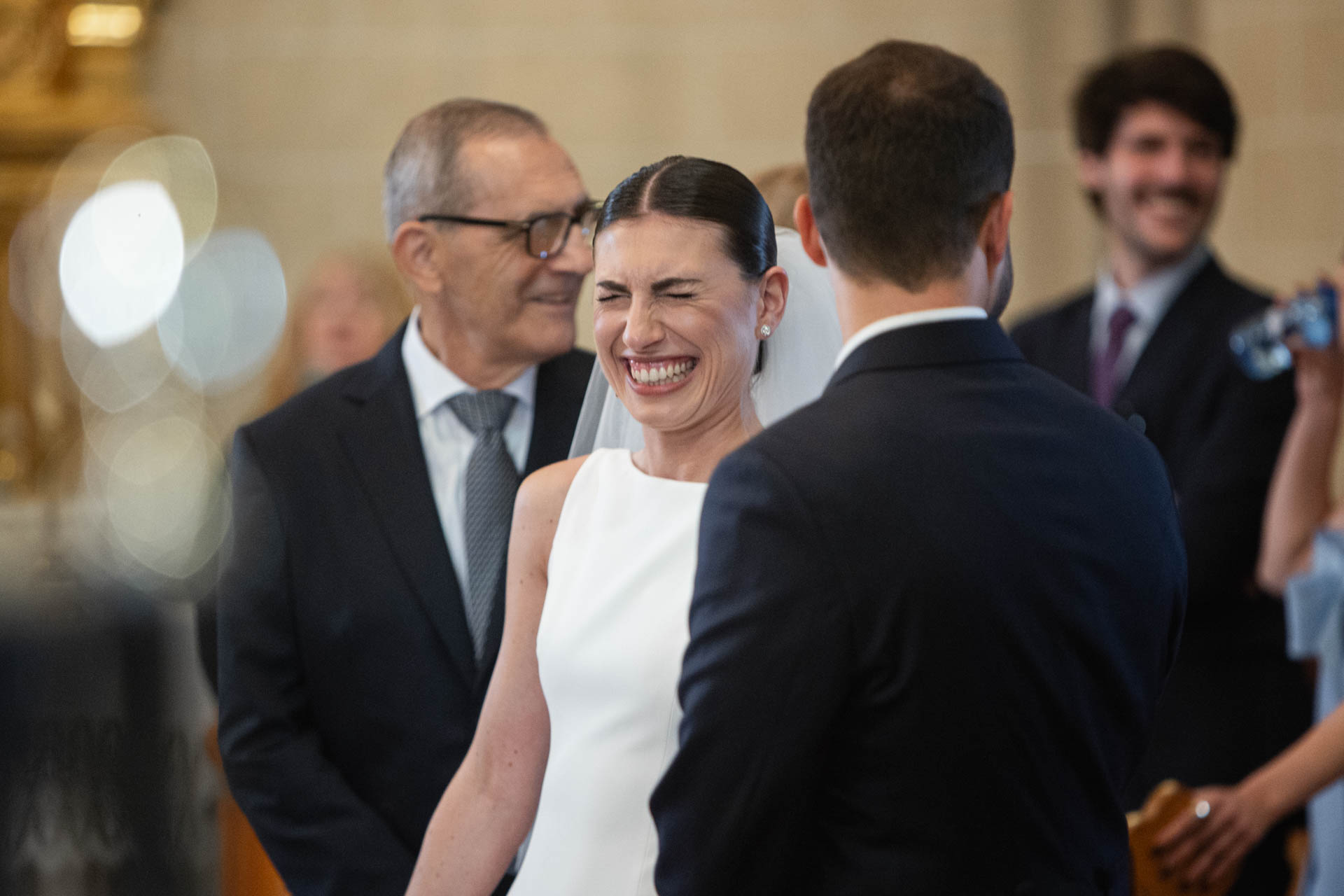 Novia riéndose en la ceremonia religiosa de su boda