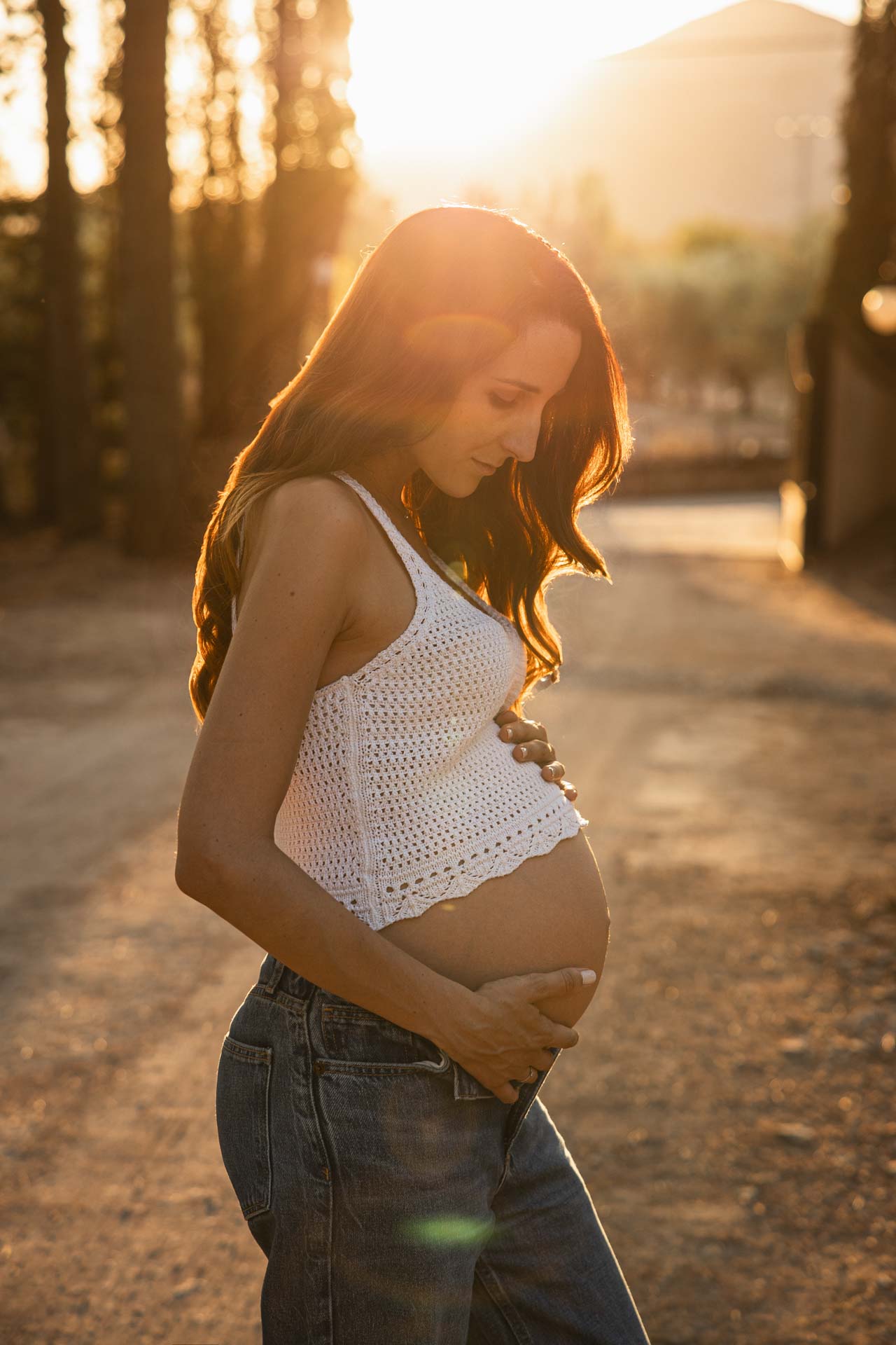 Chica al atardecer en su sesión de embarazo para la galería infantil del portfolio de la web de Luis Hernández estudio.
