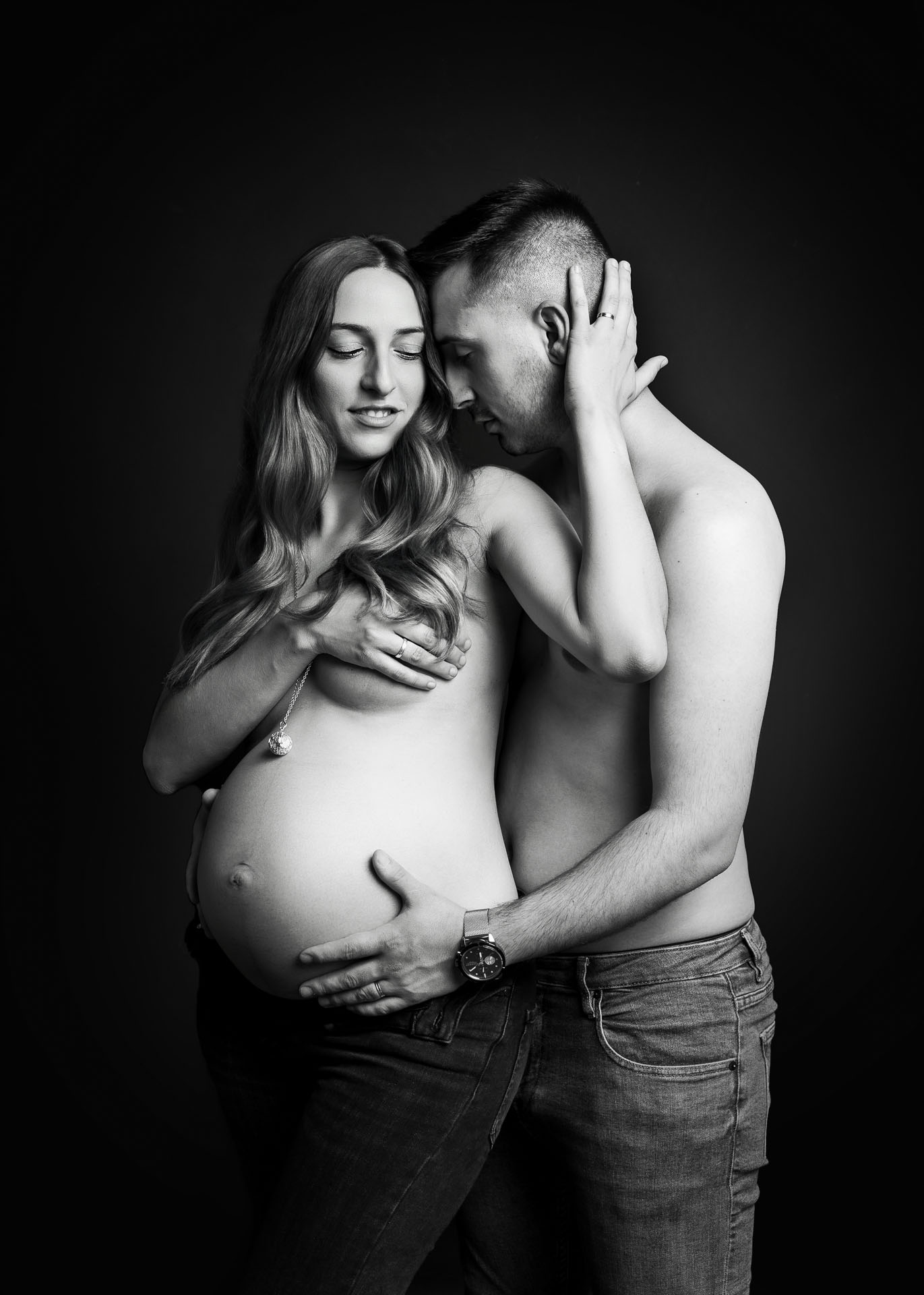 Pareja con mujer embarazada para galería infantil del portfolios de la web de Luis Hernández estudio.