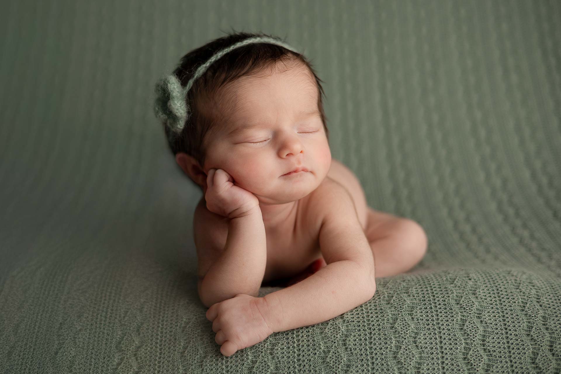 bebe recién nacido, newborn, durmiendo en estudio de fotos en Alcoy.