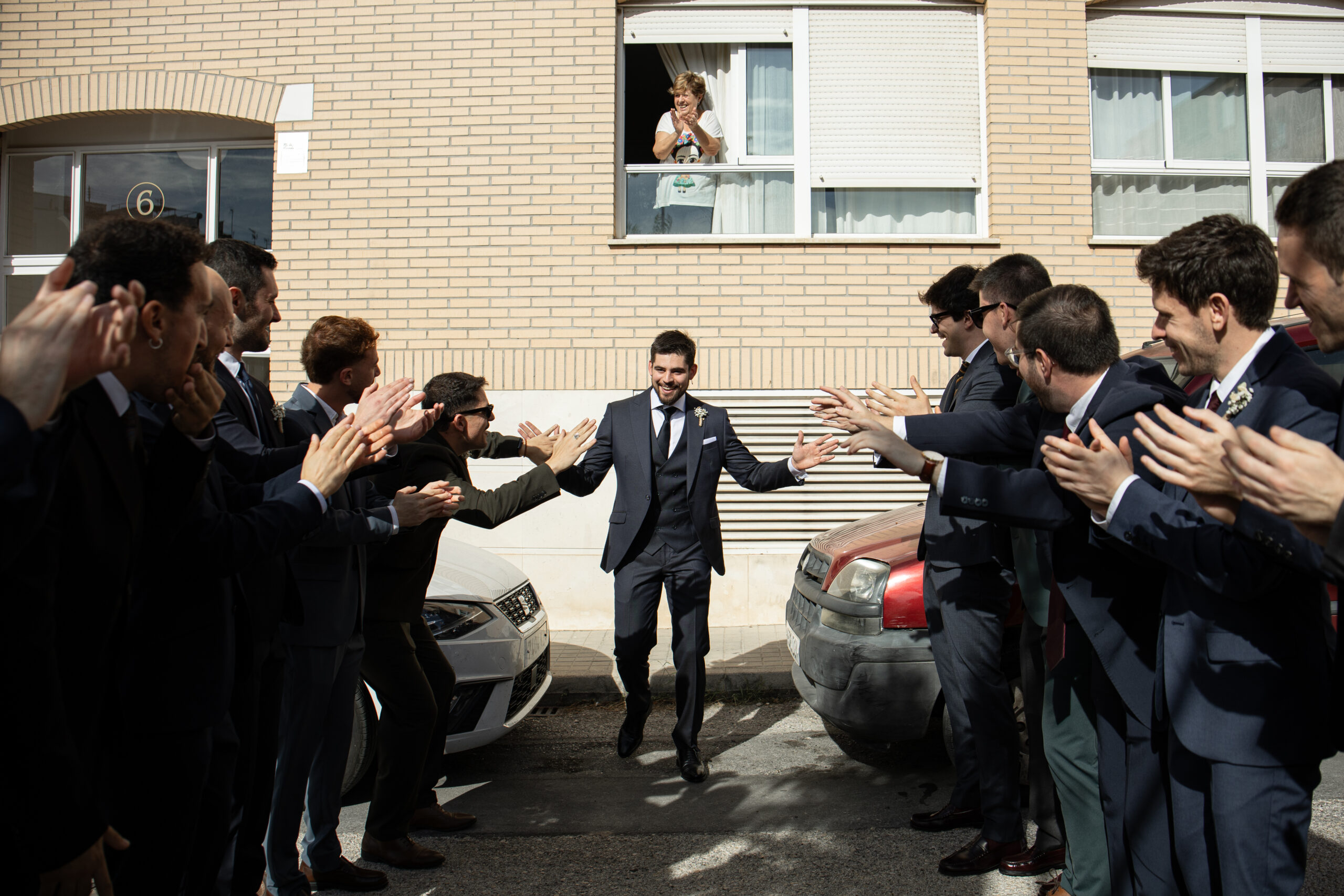 Novio saludadno a sus amigos a la salida de su casa el día de su boda en la finca el Caserío de Alcoy.