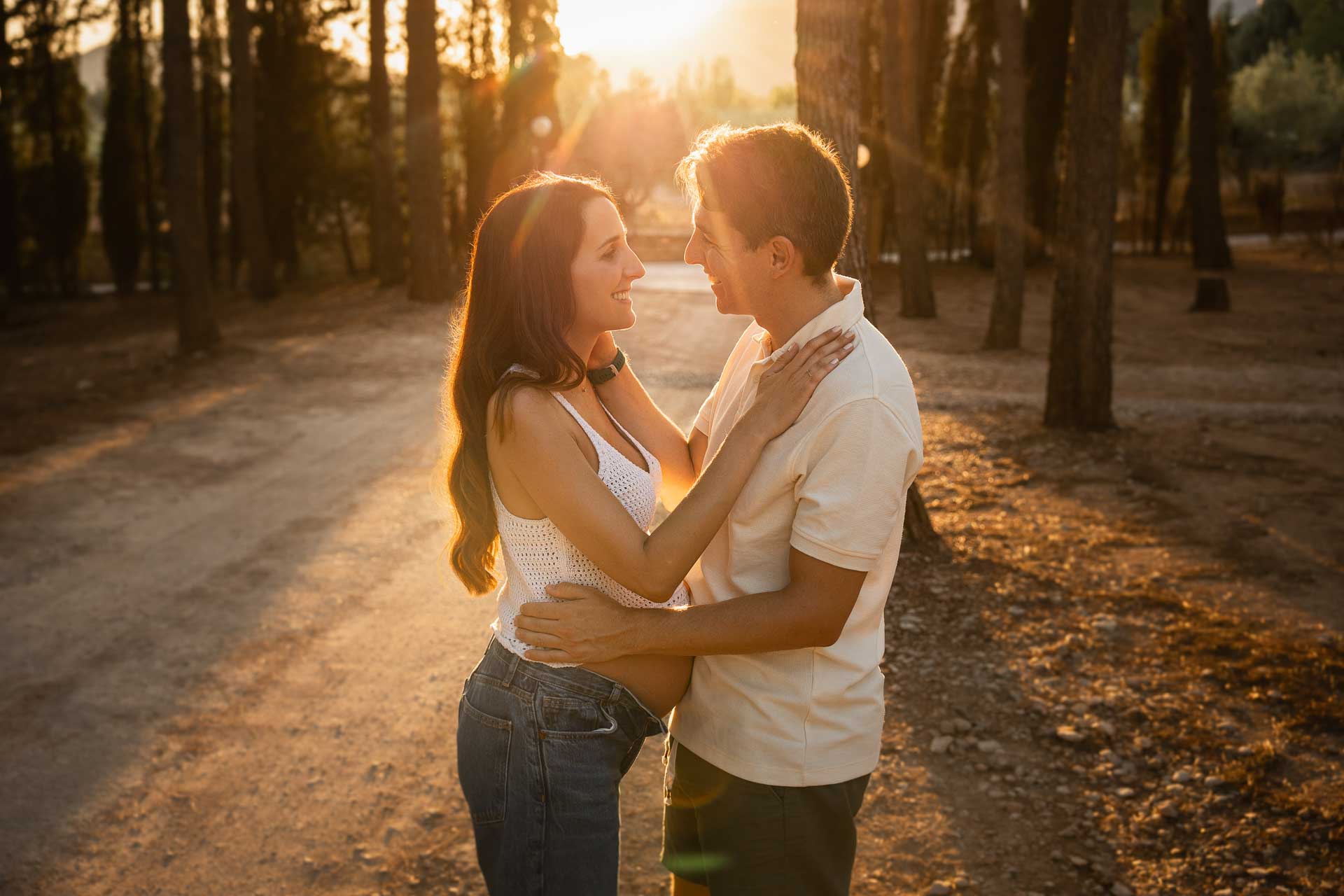 Pareja enamorada al atardecer en su sesión de embarazo para la galería infantil del portfolio de la web de Luis Hernández estudio.