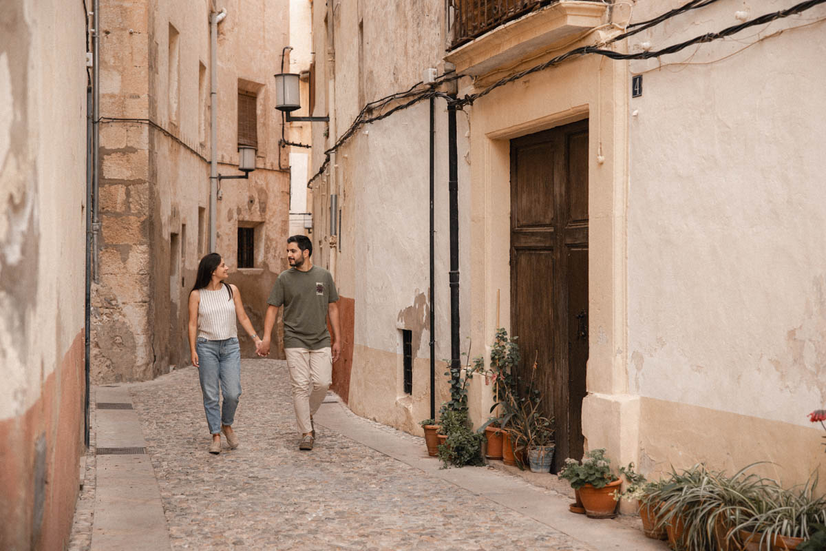 Carlos y Nuria paseando por las calles de Bocairent durante su sesión preboda