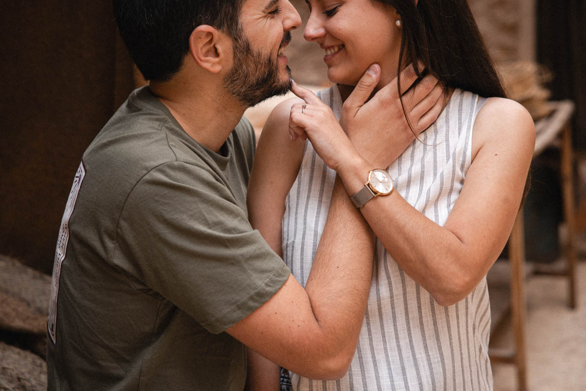 Detalle de complicidad entre Carlos y Nuria en su sesión preboda