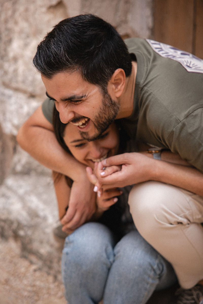Detalle de complicidad, abrazos y risas entre Carlos y Nuria en su sesión preboda