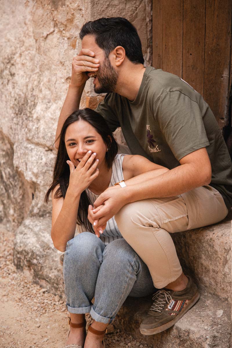 Detalle de complicidad y risas entre Carlos y Nuria en su sesión preboda