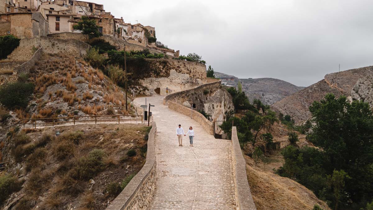 Vista de dron en el puente romano de Bocairent con pareja caminando