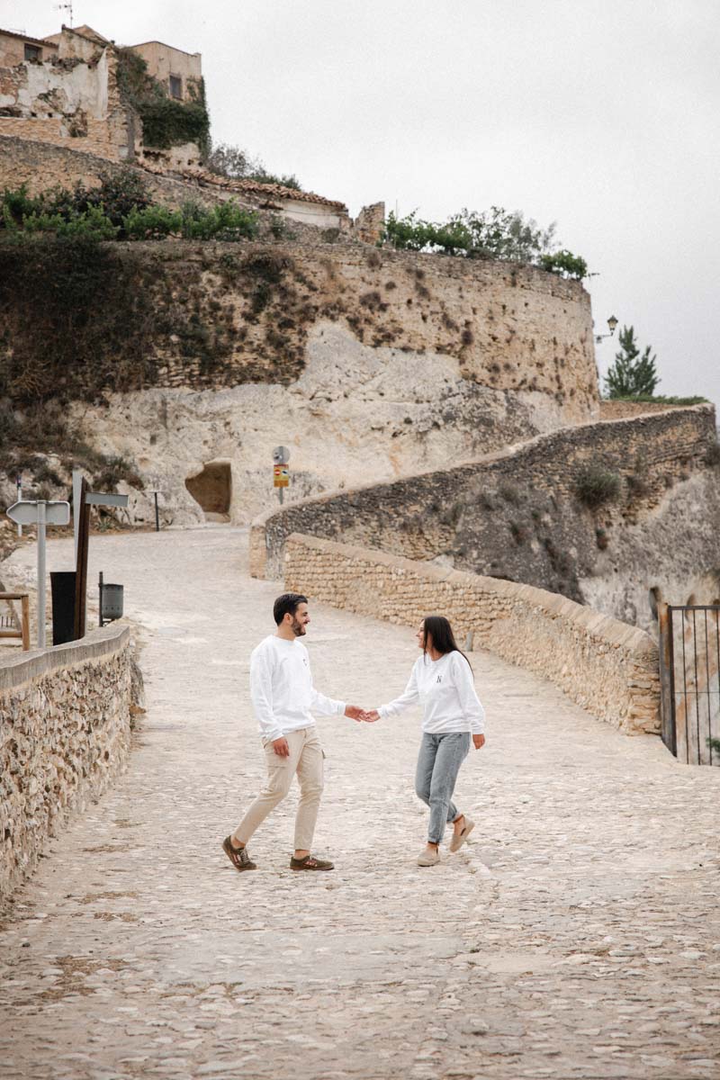 Sesión preboda natural en el puente romano de Bocairent con luz suave de atardecer