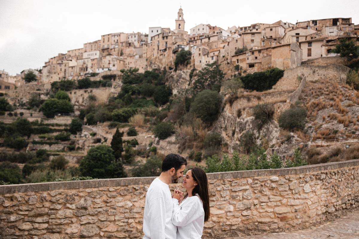 Pareja abrazándose en un rincón de Bocairent durante su preboda.