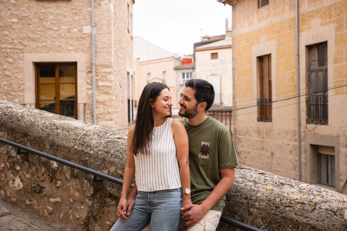 Pareja abrazándose en un rincón de Bocairent durante su preboda