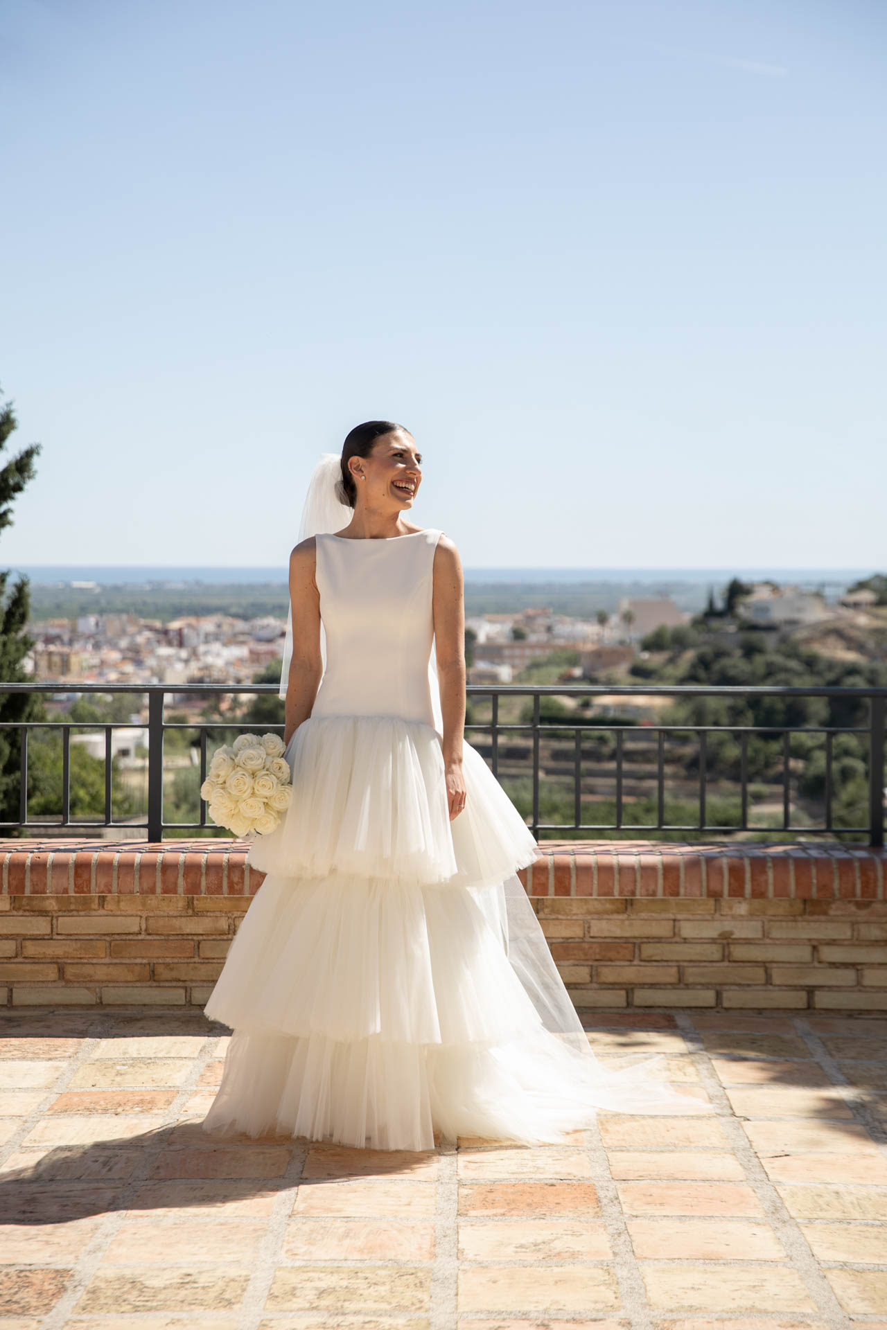 Novia riendo con vestido de volantes