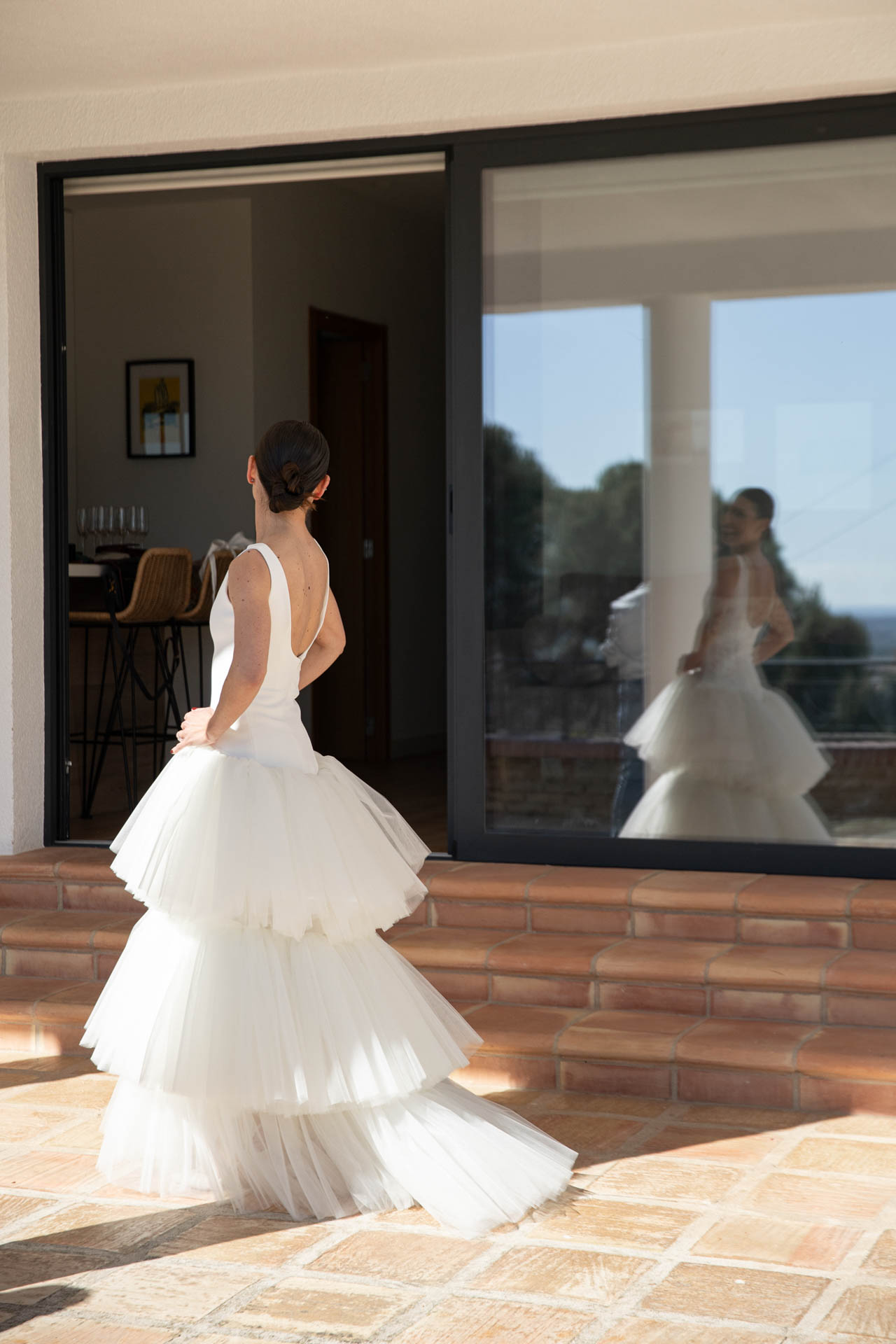 Novia mirándose al espejo el día de su boda
